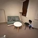 Spacious Room Near Underground