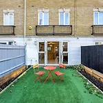 Lovely 3 Bedroom House Short Term Rental & Flexible Renting Limehouse With Private Parking And Garden!