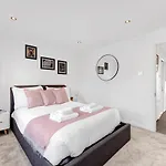 Lovely 3 Bedroom House Short Term Rental & Flexible Renting Limehouse With Private Parking And Garden!