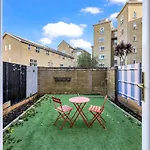 Lovely 3 Bedroom House Short Term Rental & Flexible Renting Limehouse With Private Parking And Garden!