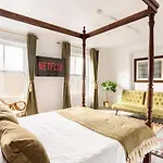 Victorian Style Apartment W/ Four-Poster Bed In Camden Town