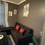 Beautiful Studio Apartment No4 Forest Road