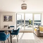 Finsbury Park Penthouse: Luxe City Living