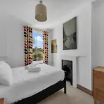 Pass The Keys Charming Victorian 2 Bed House With Artistic Flair In Acton Ideal For Families And Groups Excellent Transport Links