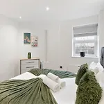 Bright And Spacious Apartment - Excellent Location