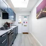Cosy 1 Bed Apartment With Free Parking Close To Underground Station Zone 2 For Quick Access To Central London Up To 5 Guests