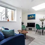 Cosy 1 Bed Apartment With Free Parking Close To Underground Station Zone 2 For Quick Access To Central London Up To 5 Guests