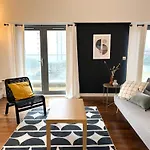 Stay In Style: Modern 2-Bed In Trendy London Area