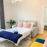 Enticing 2 Bedroom Flat With Mini-Garden In Hackney, Lower Clapton
