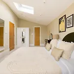 The Tooting Hideout - Dazzling 3Bdr Flat With Balcony