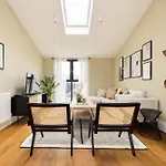 The Tooting Hideout - Dazzling 3Bdr Flat With Balcony