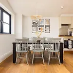 The Tooting Hideout - Dazzling 3Bdr Flat With Balcony