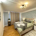 Hyde Park Three Bedroom Apartment