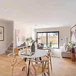 Kings Mews Elegance: City Sparrow\'S Premier 2-Bedroom Residences
