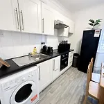 Cosy Apartments Near Hampstead Heath With Free On-Site Parking & Private Gardens, Golders Green