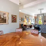 Well-Designed Chelsea Flat