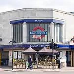 Wandsworth, South London Deluxe King Room 4