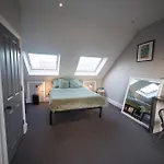 Fabulous Camberwell Home Z2