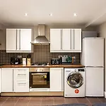 Cosy Garden Flat In Prestigious Residential Area