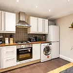 Cosy Garden Flat In Prestigious Residential Area