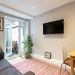 Cosy Garden Flat In Prestigious Residential Area