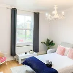 Enticing 2 Bedroom Flat With Mini-Garden In Hackney, Lower Clapton