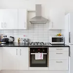 Wood Green Budget Rooms - Next To Mall & Metro Station - 10 Min To City Center
