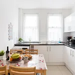 Wood Green Budget Rooms - Next To Mall & Metro Station - 10 Min To City Center