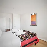 Sunny Shoreditch Oasis Canal Views & Urban Charm