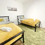 Must View - Slick Retreat In Holloway - Next To Emirates Stadium - Sleeps Up To 6