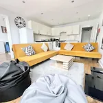 Must View - Slick Retreat In Holloway - Next To Emirates Stadium - Sleeps Up To 6