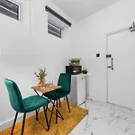 Serviced Modern Studio Flat - Sleeps 2 - Good Links To King Cross, Euston, Finchley Road Station - Nw3 London
