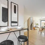 Kings Mews Elegance: City Sparrow\'S Premier 2-Bedroom Residences