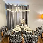 Hyde Park Three Bedroom Apartment