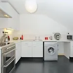 Zone 1! 2 Bed Duplex Apartment!