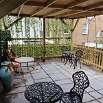 Studio-Sleeps 2-Garden-30 Min Central Ldn