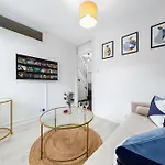 The Holloway Suite- Longterm Stays 15% Off Sleeps4