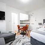 Capital Apartment 817, Chelsea Cloisters