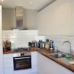 Contemporary 2Bd Flat 4 Mins To Finsbury Park!