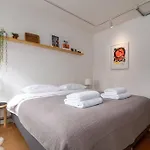 2-Bedroom Minimalist Apartment In Borough