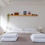 2-Bedroom Minimalist Apartment In Borough