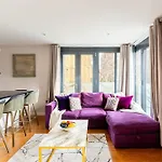 King Beds Apartment With En-Suite, Private Balcony And Elevator By Iconic Portobello Market