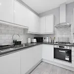 Your Cosy Stay Modern 2 Double Bedroom Full Kitchen & Parking 5 Min Walk To Station