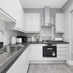 Your Cosy Stay Modern 2 Double Bedroom Full Kitchen & Parking 5 Min Walk To Station
