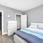Your Cosy Stay Modern 2 Double Bedroom Full Kitchen & Parking 5 Min Walk To Station