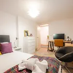 Pass The Keys Modern 2-Bed Apartment With Private Balcony, Near Dalston Junction Station - Ideal Urban Retreat!