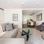 Central London - 2 Beds - Sleeps 4 - Lift