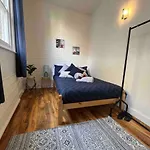 Room In Oxford Street