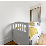 Handsome Family Home Peaceful, Next To Park