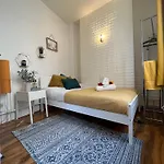 Room In Oxford Street